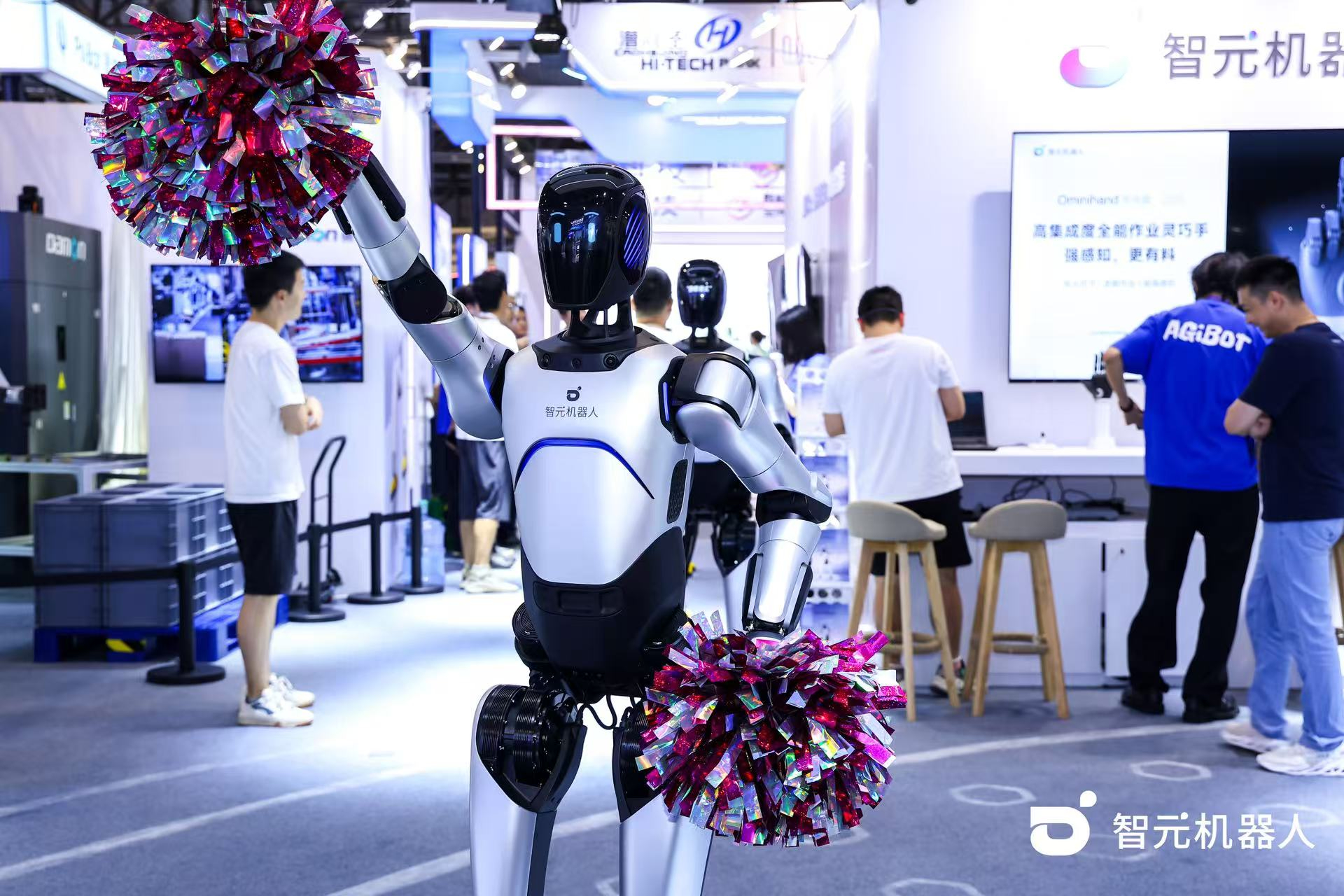 快盈VIII机器人 WAIC 首日展台火爆，机器人家族集体打工忙不停